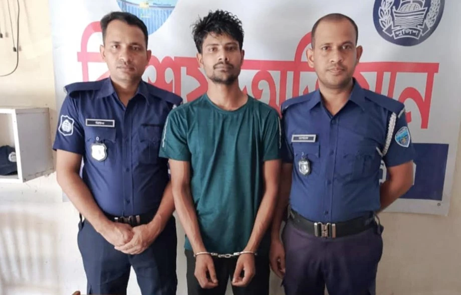 কুমিল্লায় হত্যার রহস্য উন্মোচন: ঋণের টাকা পরিশোধ করতে অটো চালক বন্ধুকে কুপিয়ে হত্যা, প্রধান অভিযুক্ত গ্রেফতার